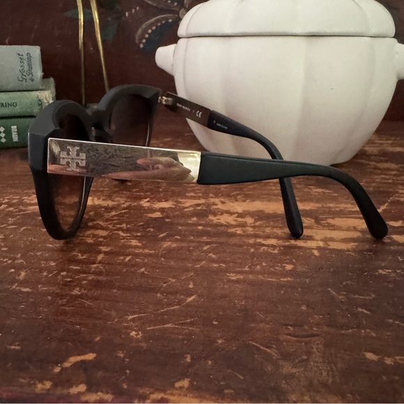Tory Burch Black Round Gradient Sunglasses - Picture 6 of 15